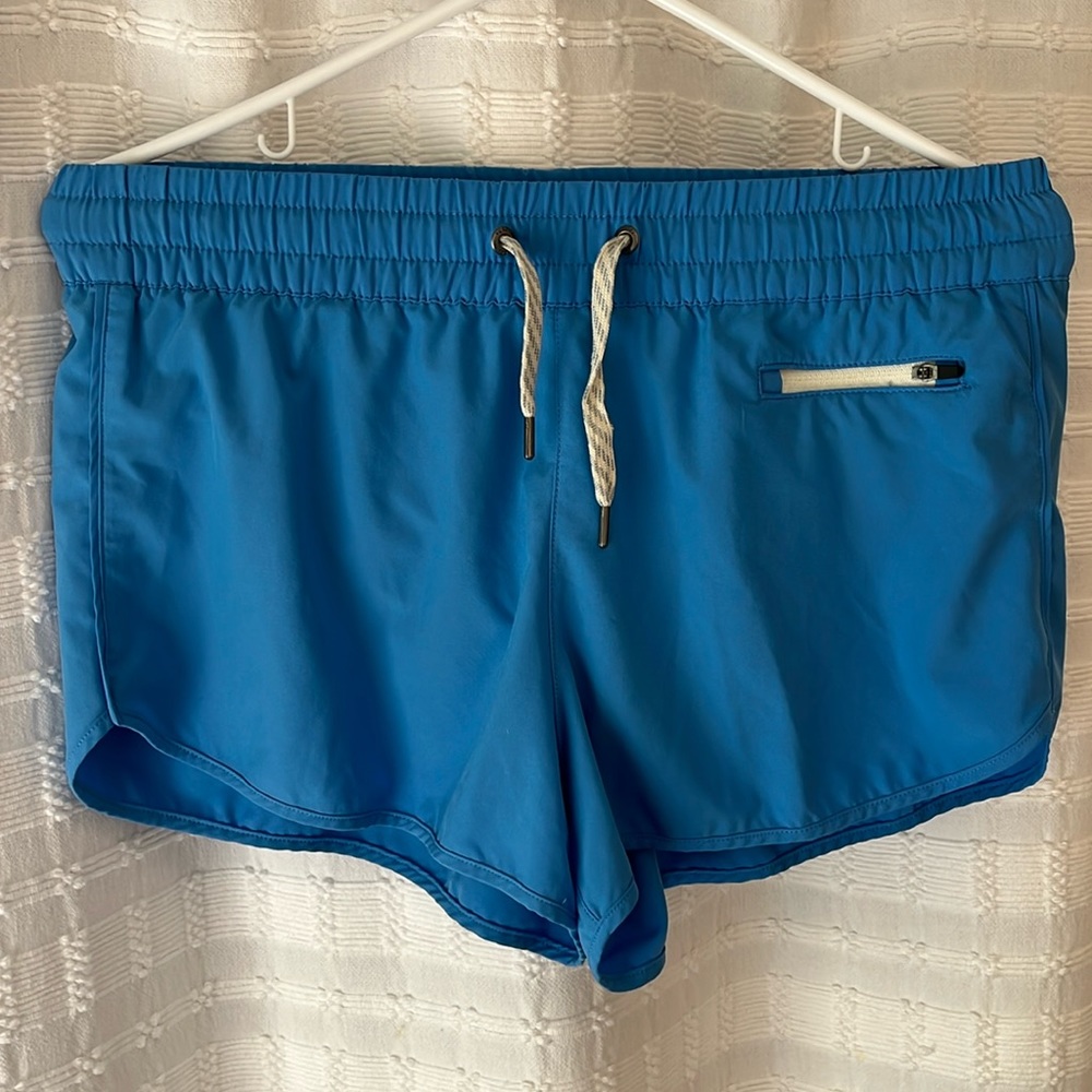 Vuori womens Clementine short 2.0 size small beautiful blue color
